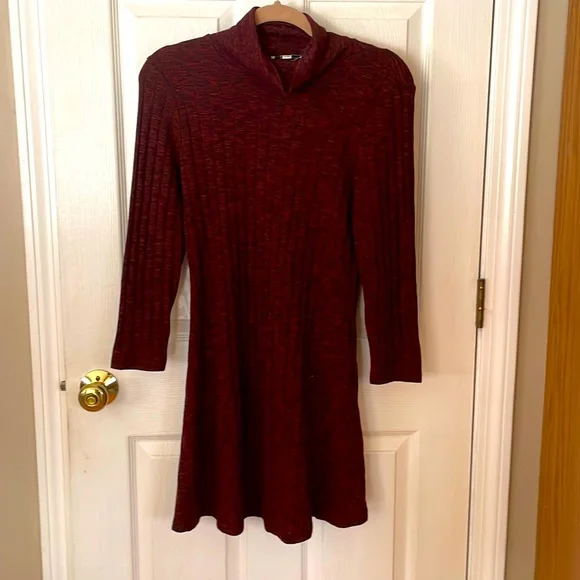 American Eagle Outfitters sweater dress medium adorable!! Gorgeous open back American Eagle Outfitters sweater dress medium adorable!! Gorgeous open back